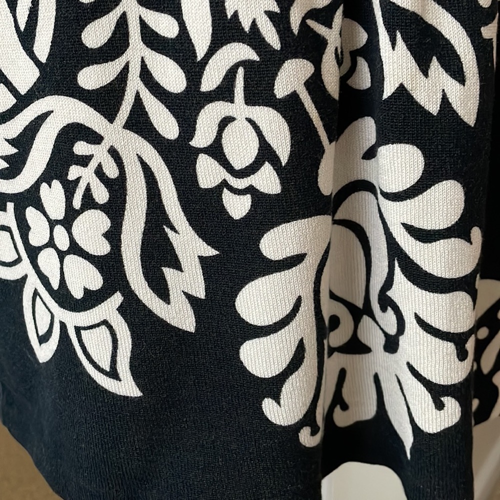 ANN TAYLOR SLEEVELESS TOP. - Picture 3 of 7